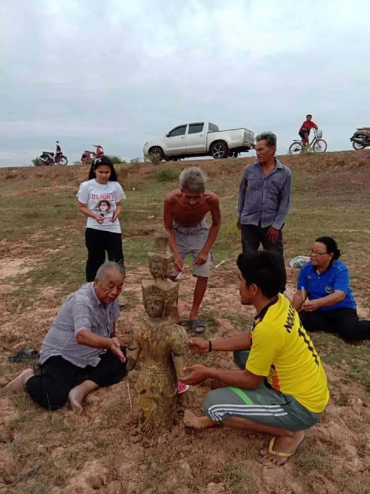 ฮือฮา ชาวบ้านขุดพบ เทวรูปโบราณ ที่ทุ่งหนองไฮ จ.มหาสารคาม