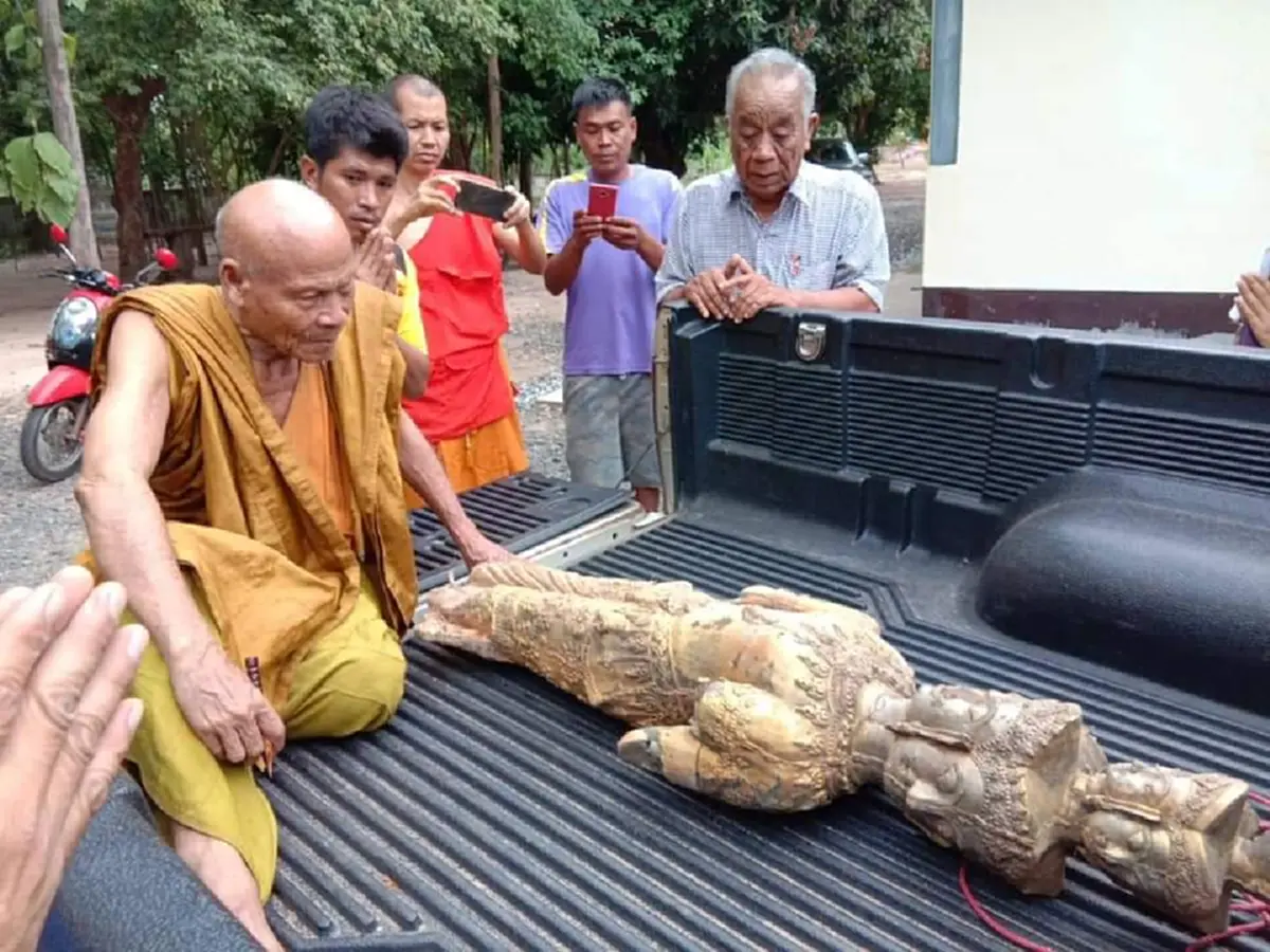ชาวบ้านขุดพบ เทวรูปโบราณ ที่ทุ่งหนองไฮ 