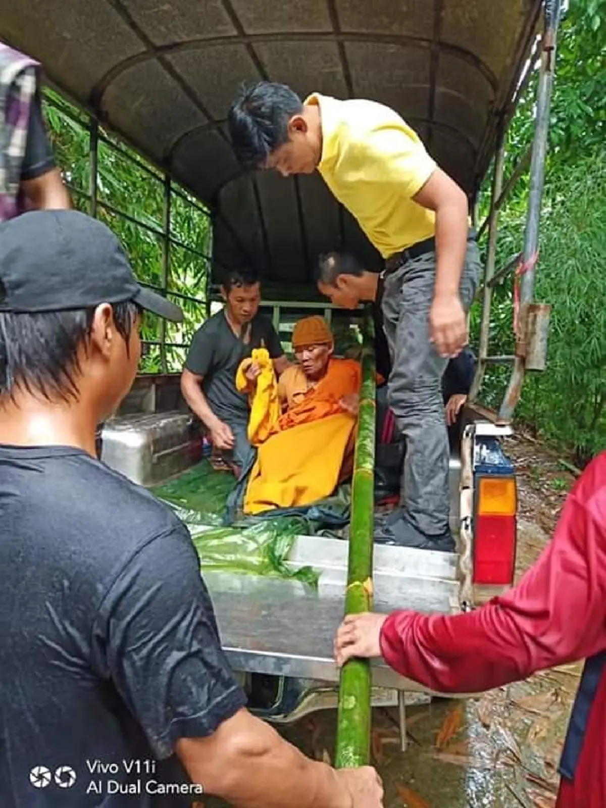 ชาวบ้าน-จนท. แบกเจ้าอาวาสหลังเกิดปวดท้องรุนแรง เดินเท้าฝ่าน้ำป่าและสายฝนส่ง รพ.