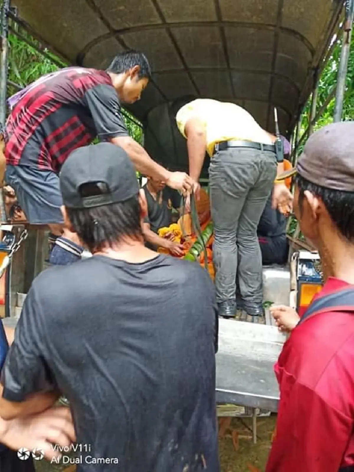 ชาวบ้าน-จนท. แบกเจ้าอาวาสหลังเกิดปวดท้องรุนแรง เดินเท้าฝ่าน้ำป่าและสายฝนส่ง รพ.