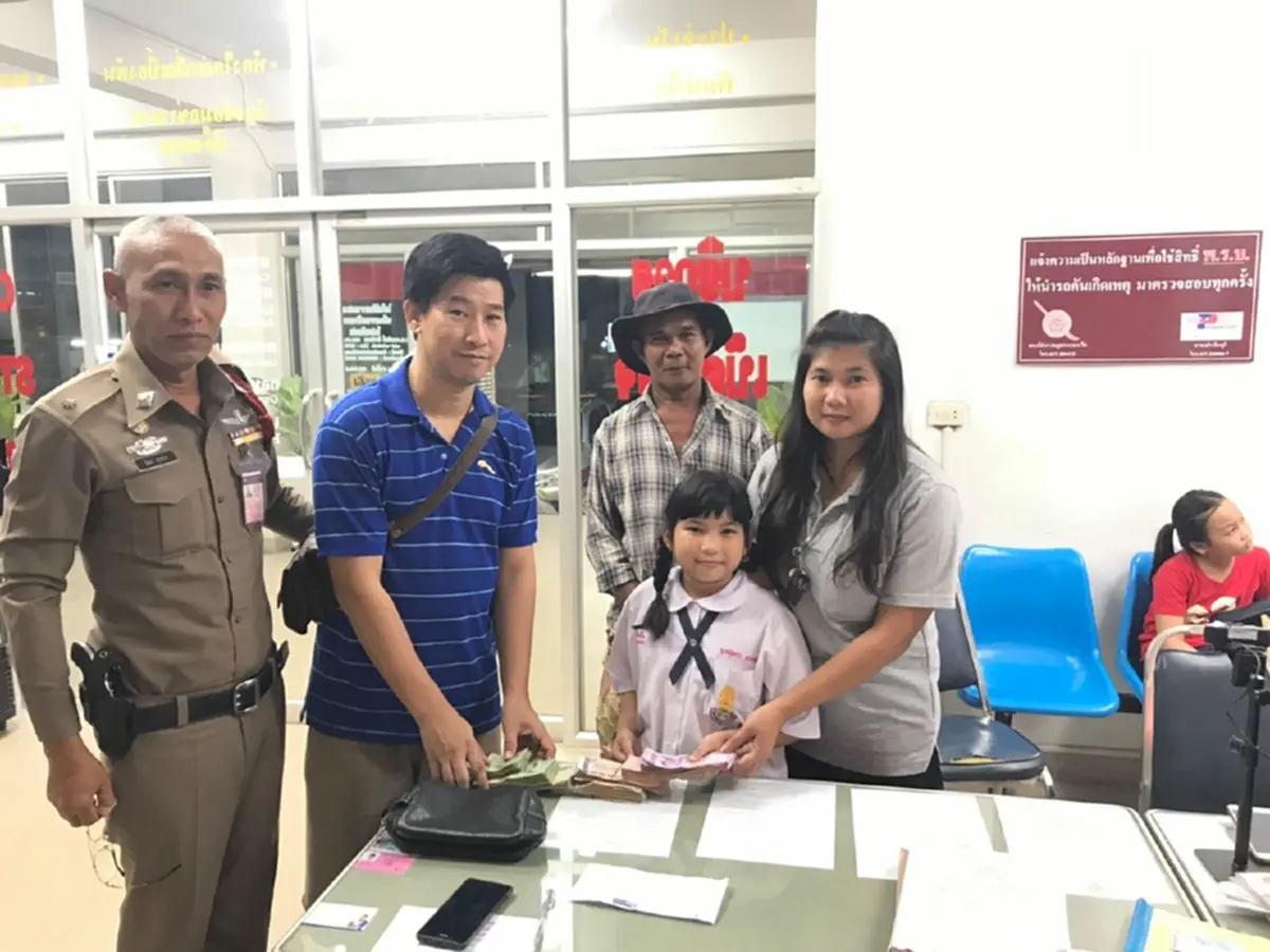 หนูน้อยเก็บเงินแสนกว่าบาท นำส่งคืนเจ้าของ ก่อนปฏิเสธไม่รับสินน้ำใจ