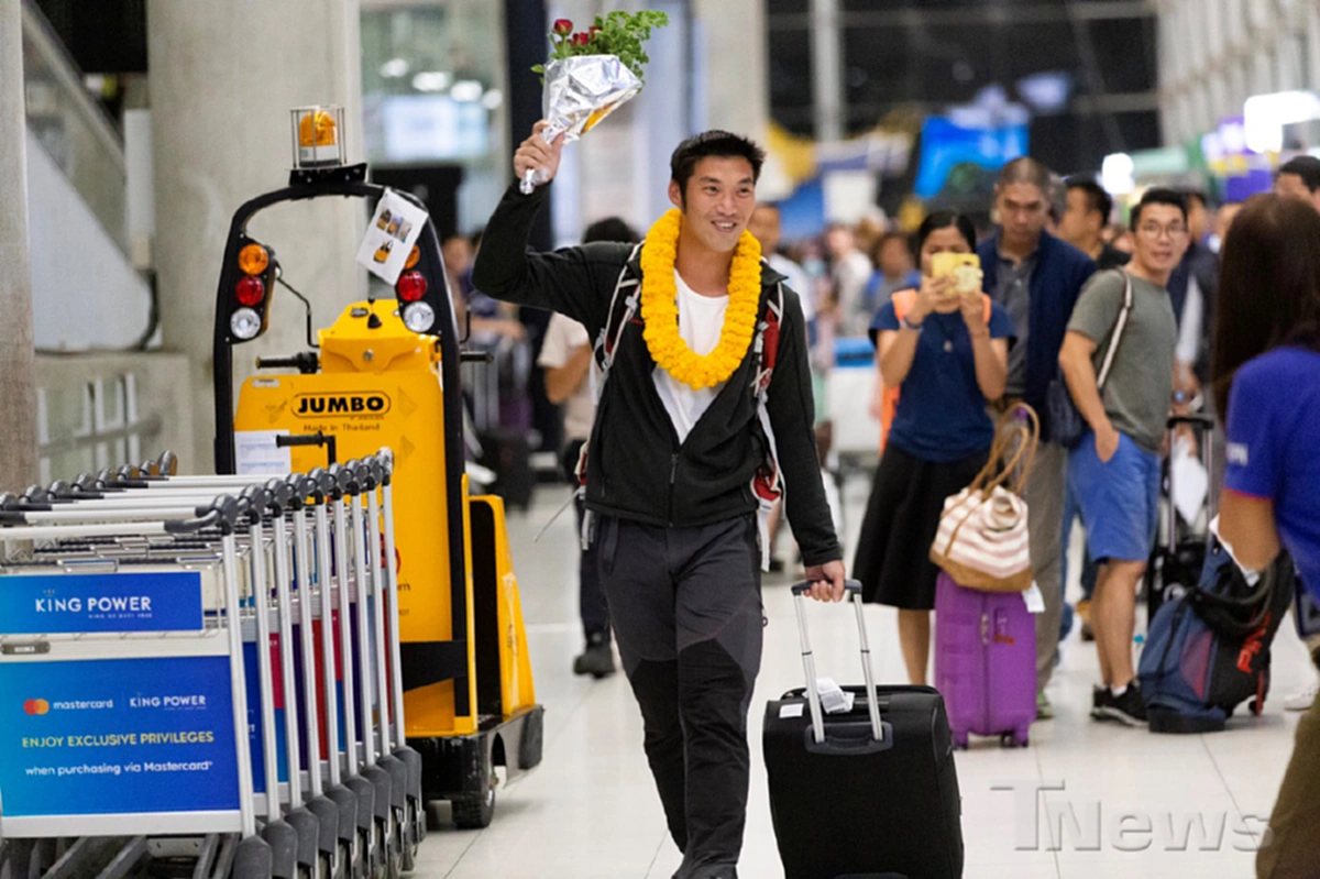 ธนาธร จงรุ่งเรืองกิจ