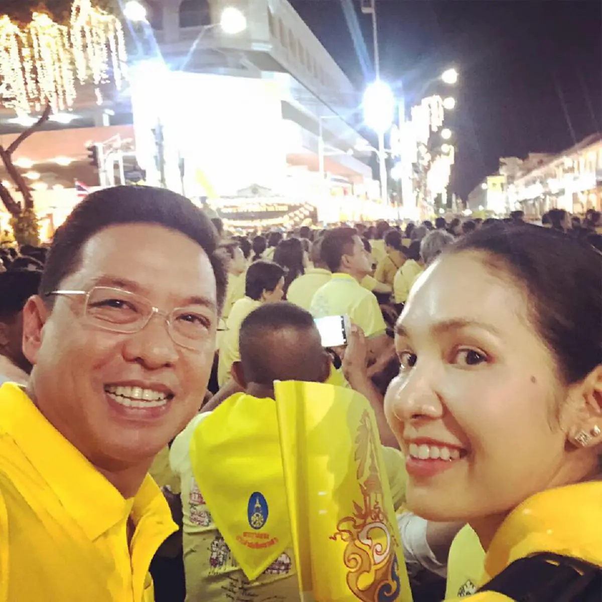 “พุทธิพงษ์”พร้อมครอบครัวรอรับเสด็จในหลวง เผยมงคลของชีวิต ได้ชื่นชมพระบารมี