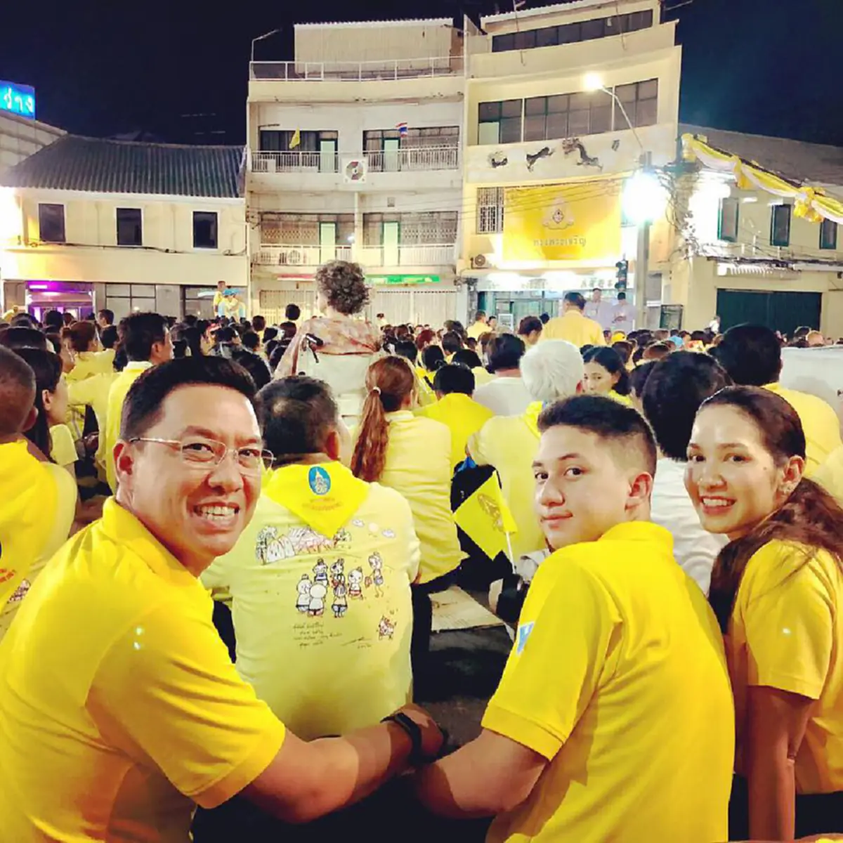 “พุทธิพงษ์”พร้อมครอบครัวรอรับเสด็จในหลวง เผยมงคลของชีวิต ได้ชื่นชมพระบารมี