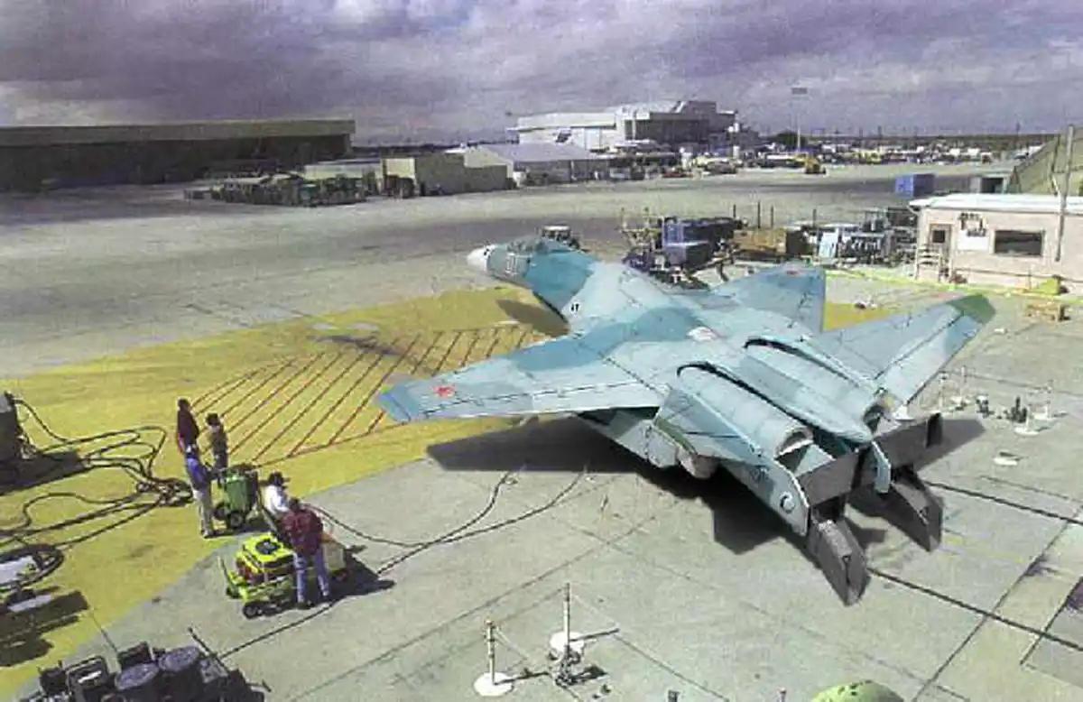 ดูกันชัด ๆ !! “รัสเซีย” เปิดตัวเครื่องบินรบสเตลธ์ Su-57 ที่ว่ากันว่า เหนือกว่า เครื่องบินรบสเตลธ์ F-35 ของ “สหรัฐฯ” (คลิป)