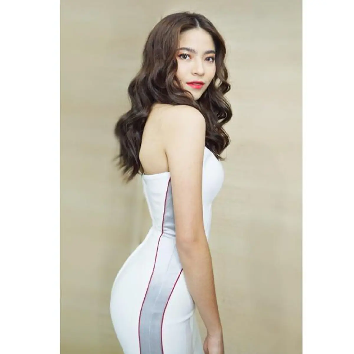 อื้อหือ!!! ส่องภาพ "มารีน่า" น้องสาวของ "นางเอกดังช่อง3" สลัดผ้าโชว์ความเซ็กซี่ ในชุดบิกินี่ ทำชาวเน็ตโฟกัสแทบไม่ละสายตา!!? (ชมภาพ)