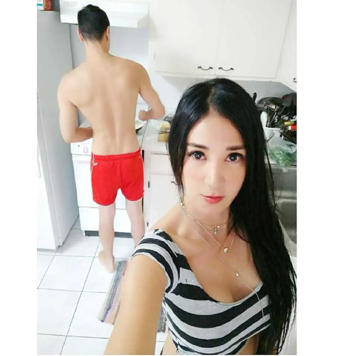 ฆ่าคนโสดตายเรียบ!!! ส่องภาพ "เปิ้ล ไอริณ" กอดแฟนหนุ่มในท่าสุดสยิว อย่างกับตุ๊กตาบาร์บี้ ทำชาวเน็ตตะลึงตาค้าง!!? (ชมภาพ)