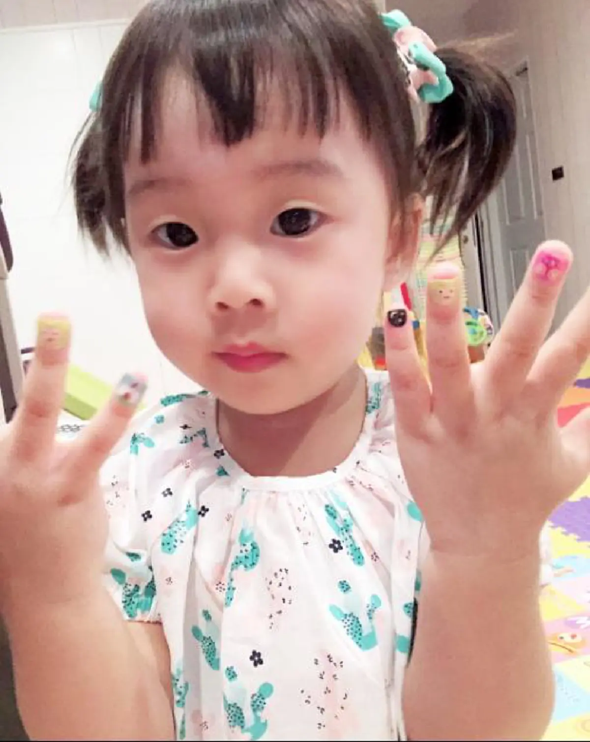 แซ่บสุดในสามโลก!!! ส่องภาพ "เป่าเปา" ในวันที่ไปทำพาสปอร์ต แค่หน้าปากซอย! แต่โพสท่ากินขาด ยิ่งกว่านางแบบ!!? (ชมภาพ)