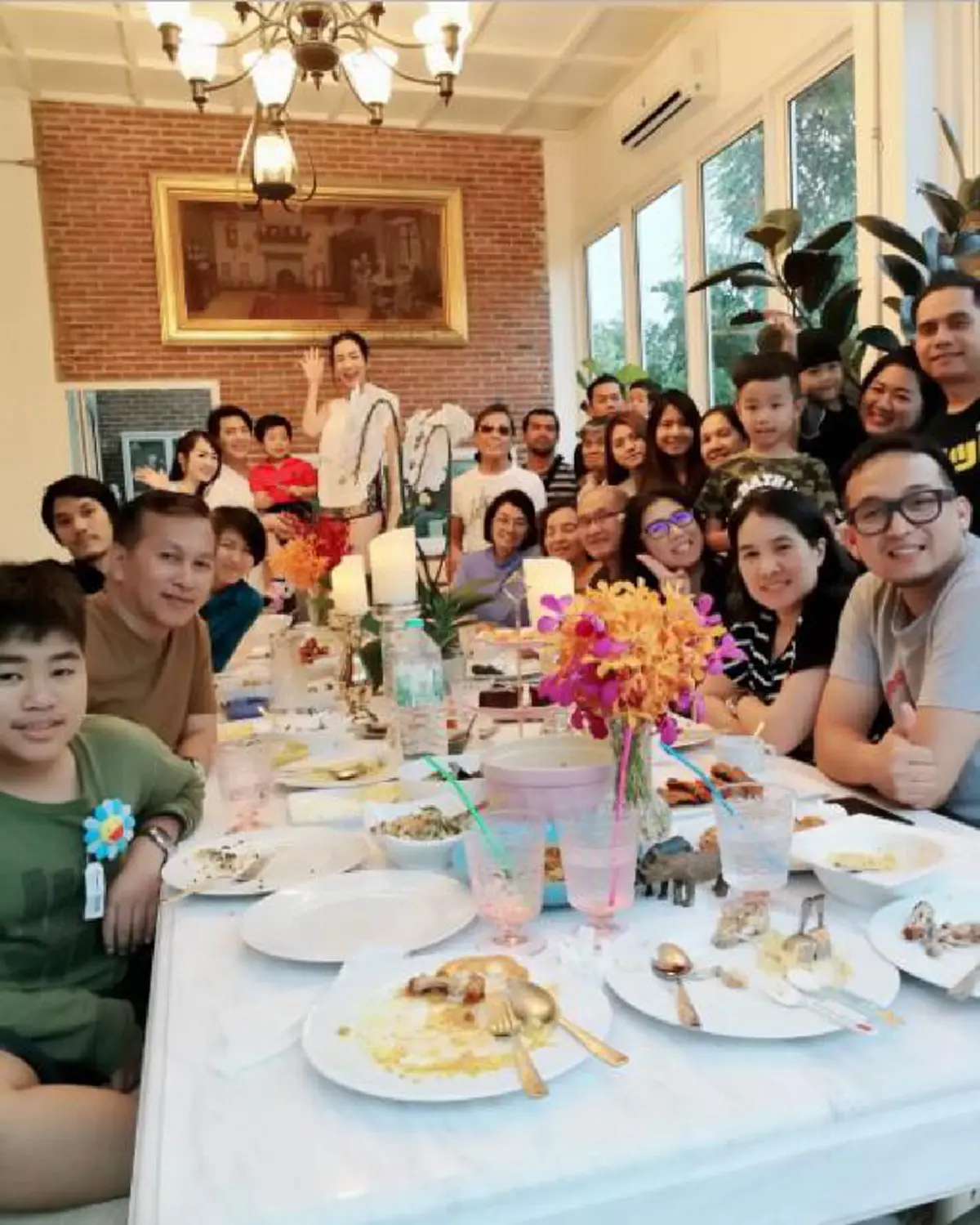 ดั่งสวรรค์บนดิน!!! ส่องบ้านหลังใหม่ "อ๋อม สกาวใจ" ใหญ่โตเวอร์วังอลังการสุดๆ แค่โต๊ะกินข้าวยาวกว่า 4 เมตร!!? (ชมภาพ)