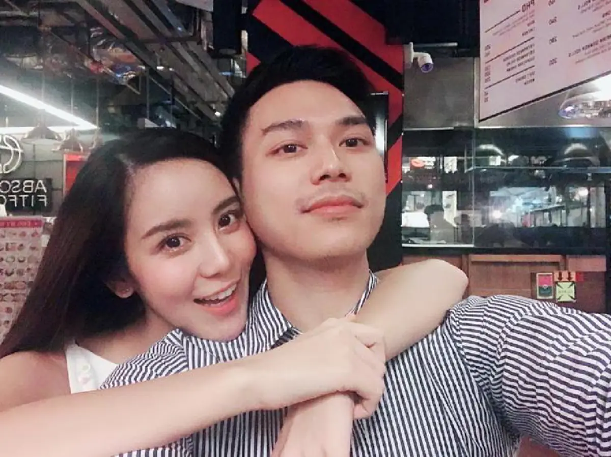ปล่อยความหวานสนั่นวงการ!!! เมื่อ "นักร้องสาวชื่อดัง" หอบเค้กก้อนโต เซอร์ไพร์สวันเกิดแฟนไฮโซ ถึง 2 ก้อน!! (มีคลิป)