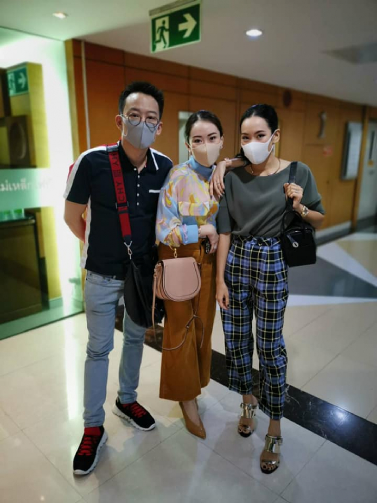 3 ศรีพี่น้อง \"ชินวัตร\" โชว์รูปสวมหน้ากากกันฝุ่นพิษ จับตา \"โอ๊ค\" หลังศาลไฟเขียวบินร่วมงานแต่งน้องสาว ไปแล้วอย่าไปลับ...กลับมารายงานตัวด้วย!