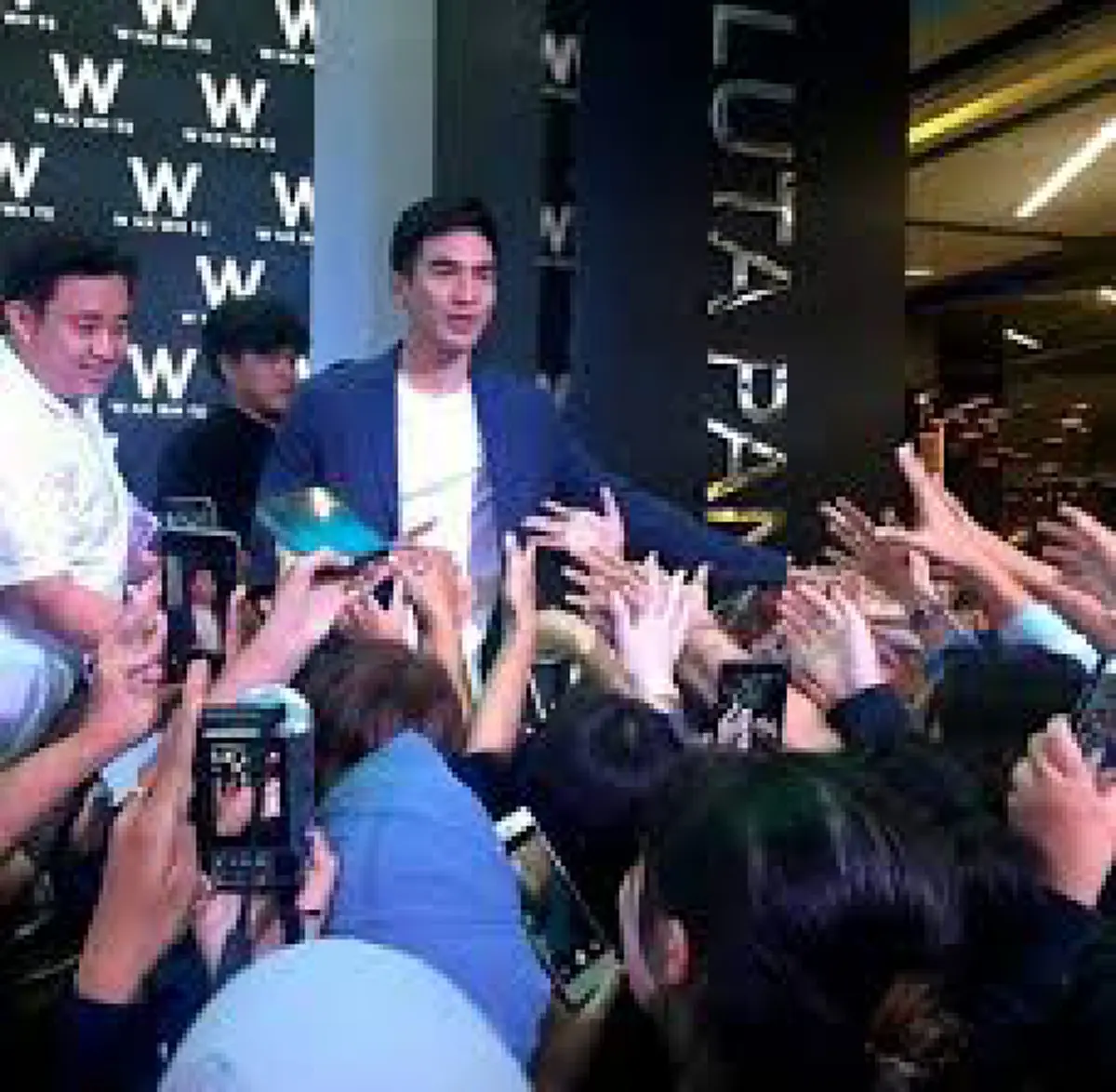 น่ารักไปอีก!! ส่องพาหนะคู่ใจของ "พี่หมื่นโป๊ป" เวลาออกงานพบปะบรรดาออเจ้า จะกี่ครั้งก็ใช้รถคันเดิม ทำตัวติดดิน..เป็นกันเองกับแฟนคลับ!? (คลิป)