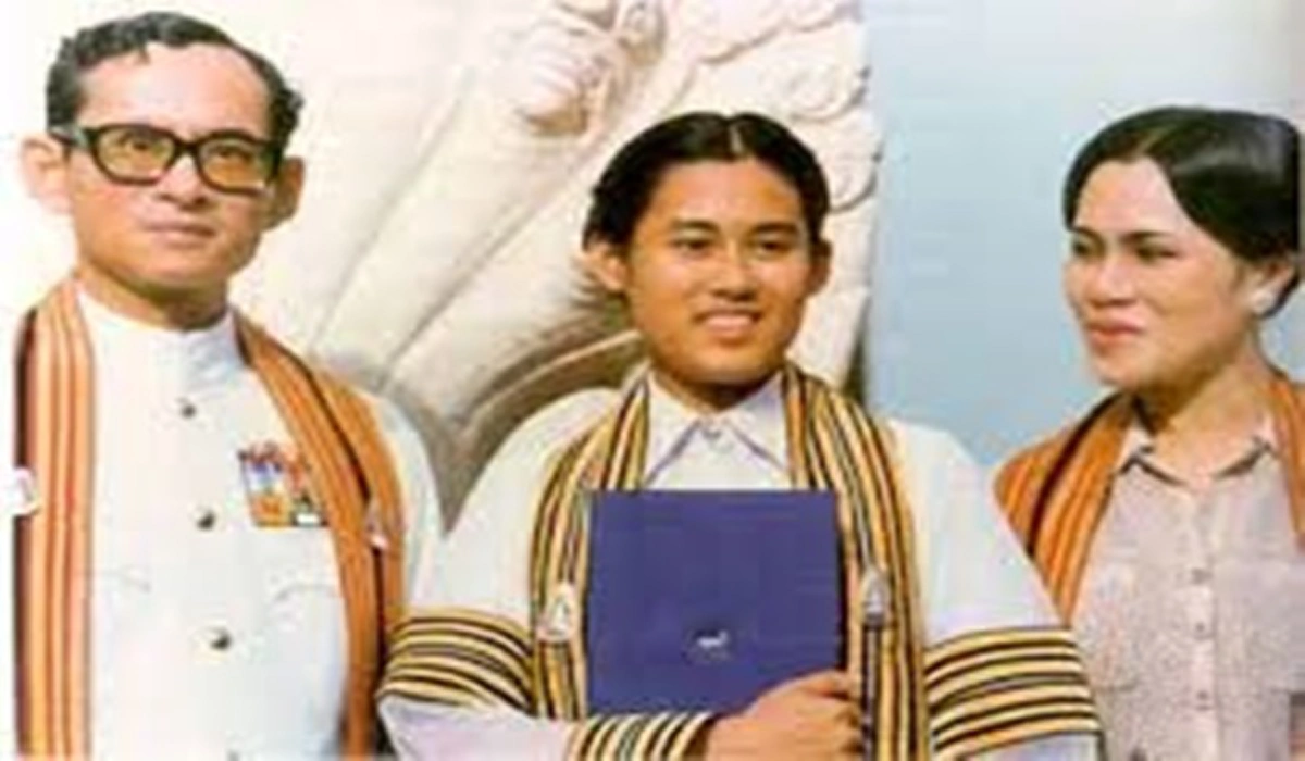 พ่อเเม่ต้องถ่ายรูปวันที่ลูกสำเร็จการศึกษาใช่ไหม เค้าไปถ่ายที่ไหนพาเราไปสิ!! "ในหลวง ร.9" ทรงตรัสถามในวันที่ "สมเด็จพระเทพฯ" ทรงรับปริญญาบัตร