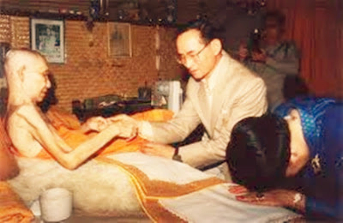 ศรัทธาเหลือเกิน!! "หลวงพ่อไม่ต้องเกรงใจว่าเป็นพระราชา.." เมื่อพระองค์ทรงตรัสถาม หลวงพ่อเกษมว่า "อดีตชาติของพระองค์คืออะไร..?!!"