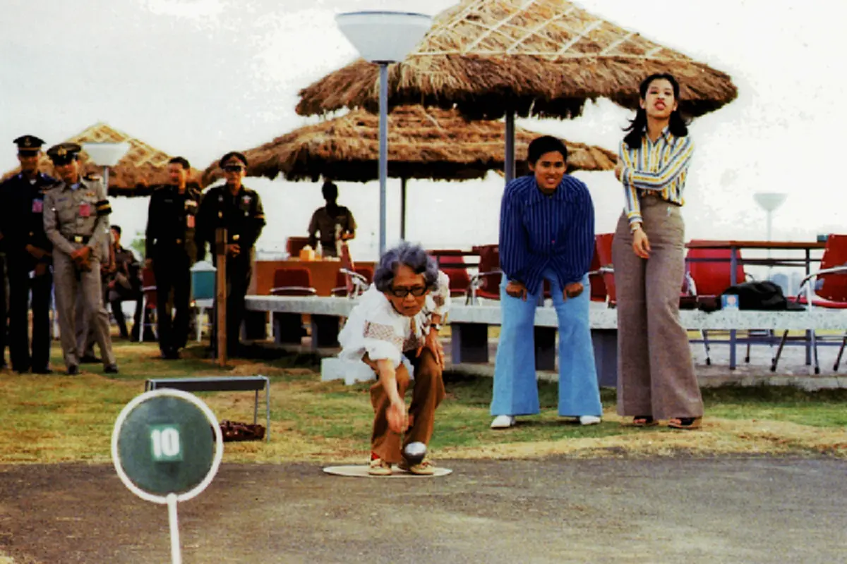 “เปตองเป็นยาวิเศษสำหรับฉัน”  กีฬาทรงโปรดของสมเด็จย่า ที่ท่านทรงพระราชทานให้แก่พสกนิกรชาวไทยไว้เพื่อออกกำลังกายและแข่งขัน (ชมคลิป)