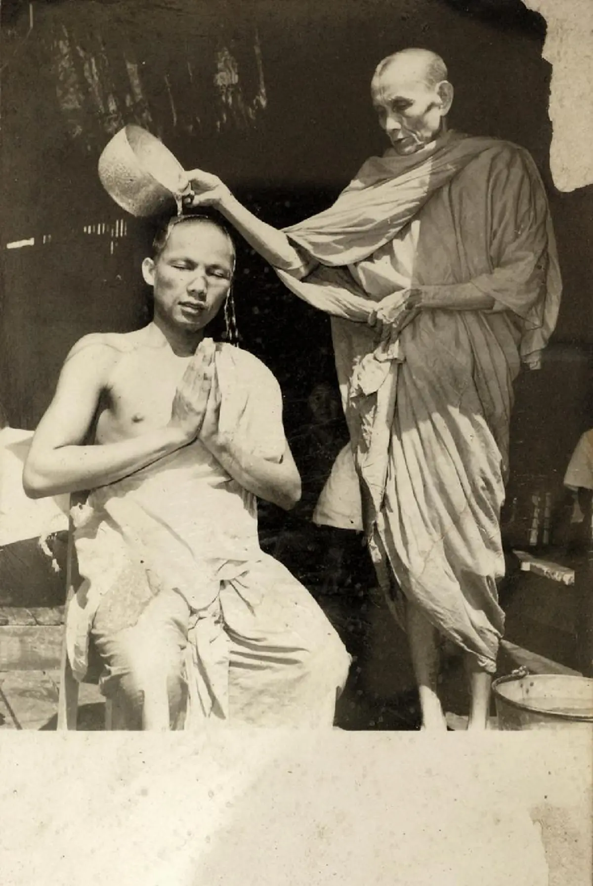 สมคำล่ำลือ!! วิชาชุบตัวอาบน้ำว่าน "หลวงพ่อกวย" อาบเสร็จ ลองทันที!!! สารพัดของแหลมรุมทิ่มแทงร่างกาย แต่!!!จะเป็นยังไง??