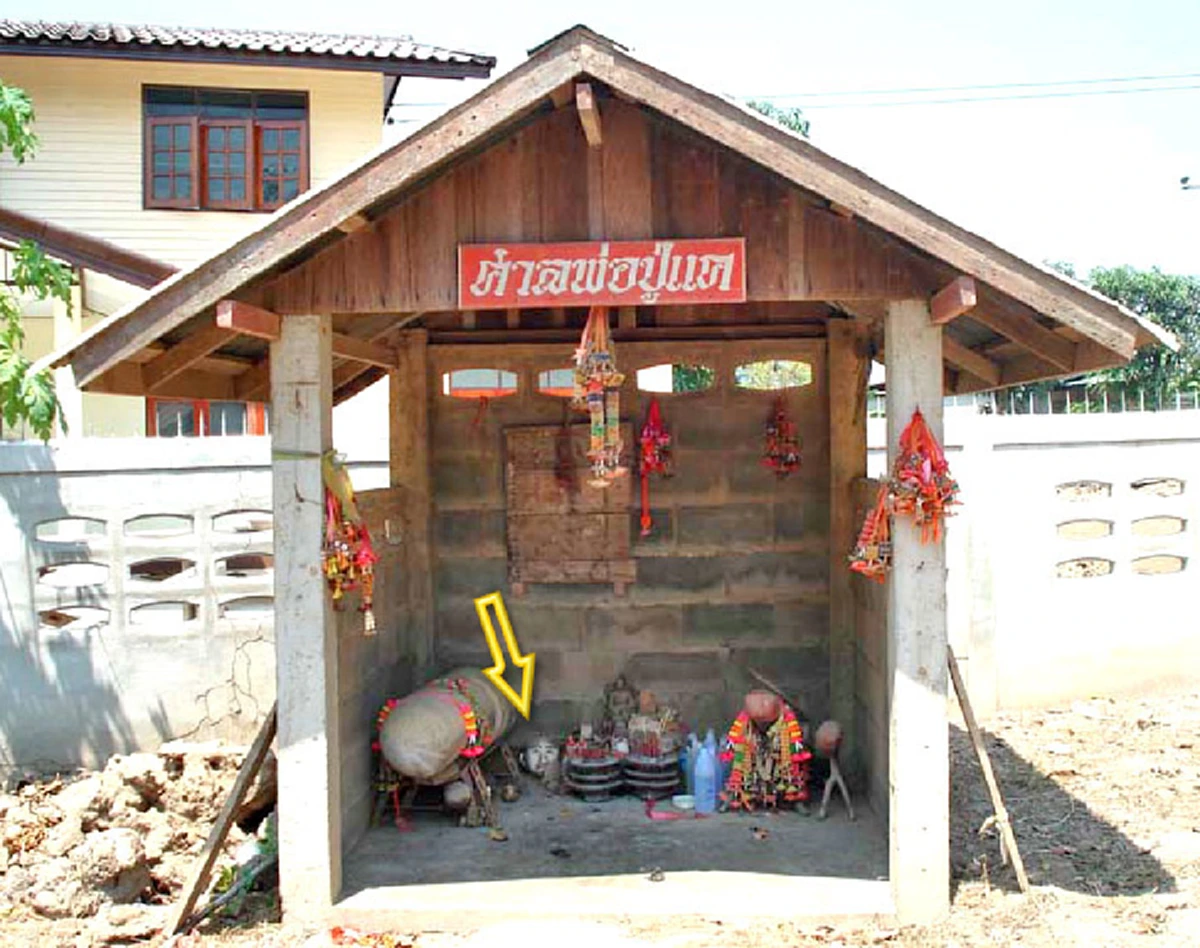 หากมีเพทภัย..จะคอยเตือน เฝ้าทางเข้าวัด "หลวงพ่อกวย วัดโฆสิตาราม"มีถึงสองศาล ศาลใหญ่ "ปู่แค"อีกศาล "นายดอก"หุ่นพยนต์เฝ้าวัด.