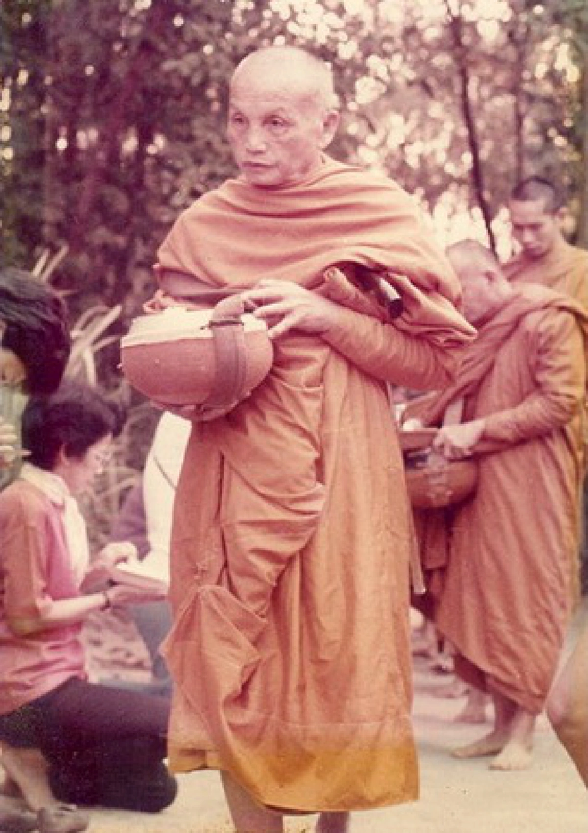 ถึงกับอึ้ง!! เมื่อ "หลวงปู่จาม" หยั่งรู้อนาคตว่าใครจะมาตรัสรู้เป็นพระพุทธเจ้า ... หนึ่งในนั้นคืออดีตผู้นำเผด็จการแห่งอิรัก "ซัดดัม ฮุสเซน"!!