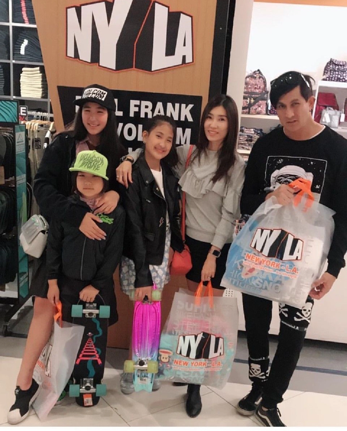 รักที่ยิ่งใหญ่!!! จากหัวใจสาว "เจ็ง" กว่าจะผ่านมาถึง 17 ปี โดนดูถูกสารพัด เจอครหาหนักไม่คู่ควร "พีท ทองเจือ" อ่านแล้วต้องปรบมือรัวๆให้เธอ!??