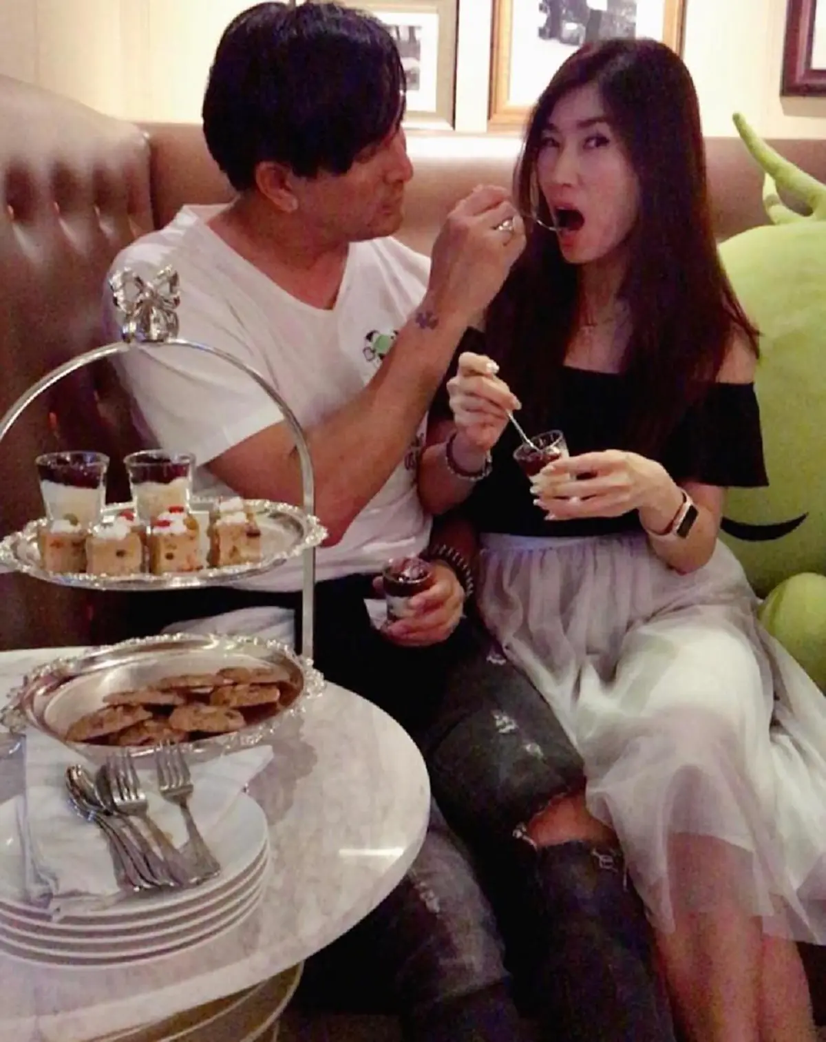 รักที่ยิ่งใหญ่!!! จากหัวใจสาว "เจ็ง" กว่าจะผ่านมาถึง 17 ปี โดนดูถูกสารพัด เจอครหาหนักไม่คู่ควร "พีท ทองเจือ" อ่านแล้วต้องปรบมือรัวๆให้เธอ!??