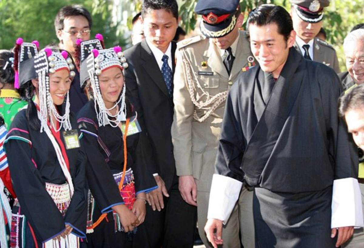 พระบารมีแผ่ไพศาล!! พระบรมฉายาลักษณ์ "ในหลวง ร.๙" ในแผ่นดินภูฏาณ เผย..ทรงเป็นต้นแบบและแรงบันดาลใจแห่ง "กษัตริย์จิกมี" !!