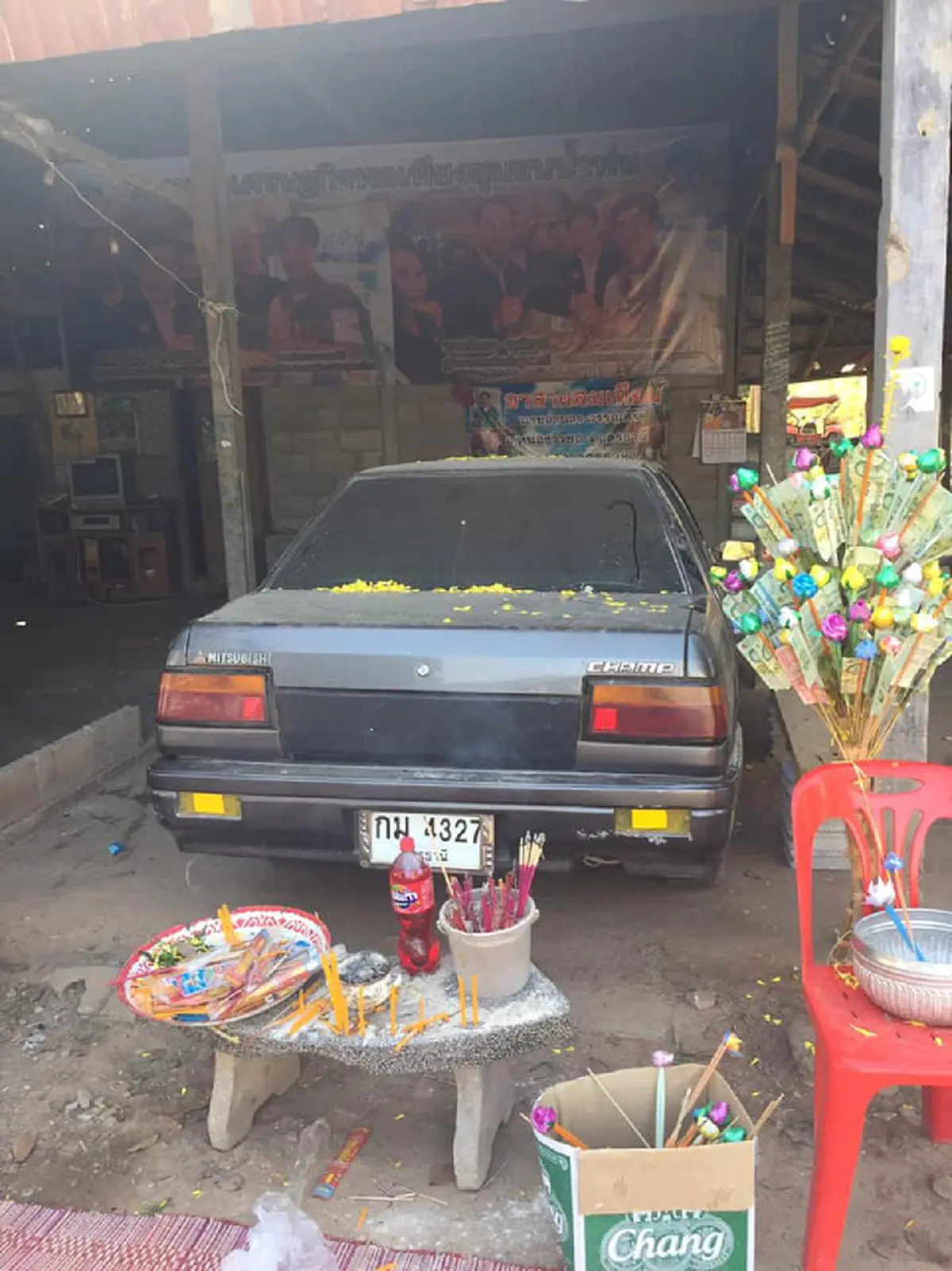 สาวโพสต์ภาพรอยประหลาดขึ้นท้ายรถเก๋ง เชื่อเป็นพ่อปู่แม่ย่าพญานาค มาให้โชค