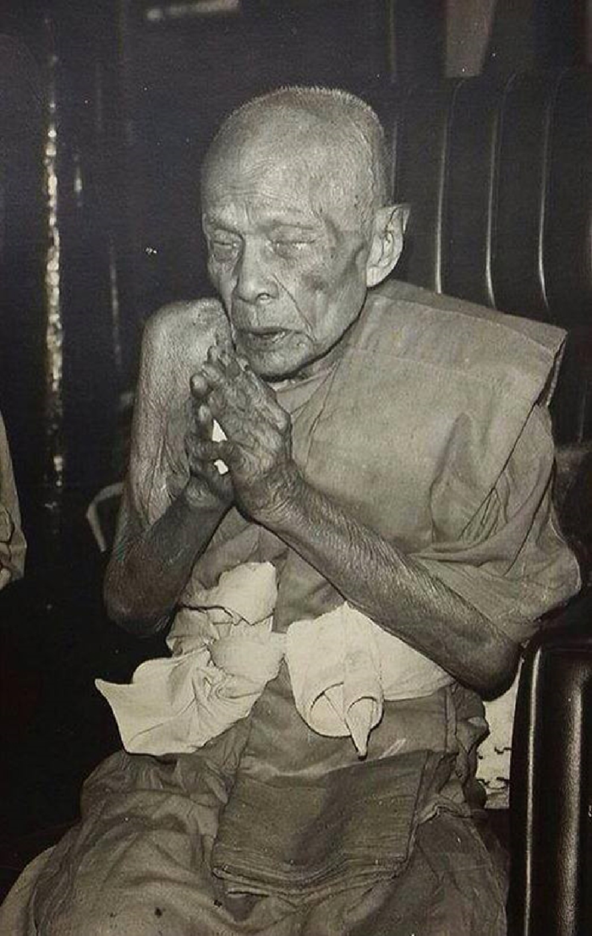 รวมมิตร อิทธิฤทธิ์หลวงพ่อแดง! เกจิเรืองอาคมเมืองเพชร ที่แม้มรณภาพแล้วแต่ยังเมตตาผู้ศรัทธาไม่สิ้นสุด เมื่อฉันหมดลมหายใจแล้วอย่าเผา