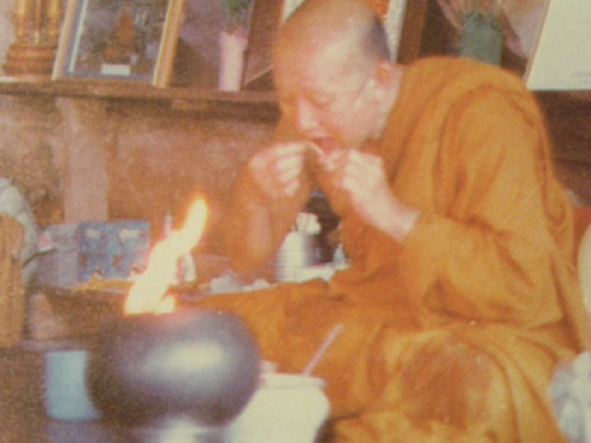 ดูภาพอัศจรรย์กันจะจะ!! เมื่อพระอาจารย์จวนถูกแอบถ่าย ... แต่พอล้างฟิล์มอัดรูปออกมาแล้วกลับเห็น "ไฟปริศนา" ลุกพรึ่บในบาตรใส่ข้าว!!