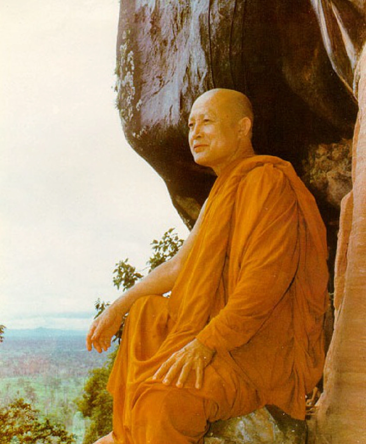 ดูภาพอัศจรรย์กันจะจะ!! เมื่อพระอาจารย์จวนถูกแอบถ่าย ... แต่พอล้างฟิล์มอัดรูปออกมาแล้วกลับเห็น "ไฟปริศนา" ลุกพรึ่บในบาตรใส่ข้าว!!