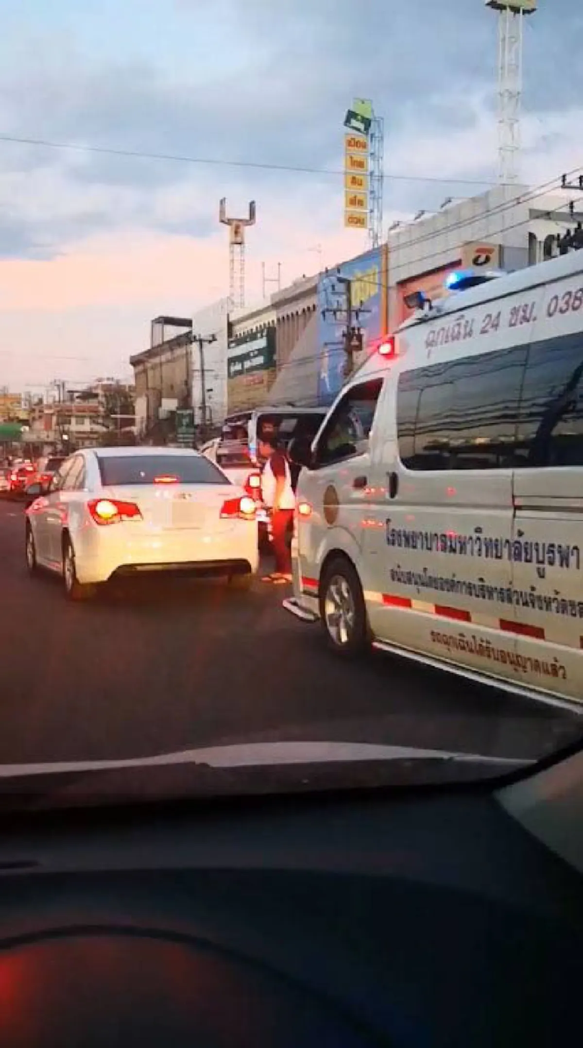 เจอตัวแล้วเจ้าของเก๋งขาว คนขับอายุ 70 เลยงกเงิ่น ไร้เจตนาขวางรถฉุกเฉิน