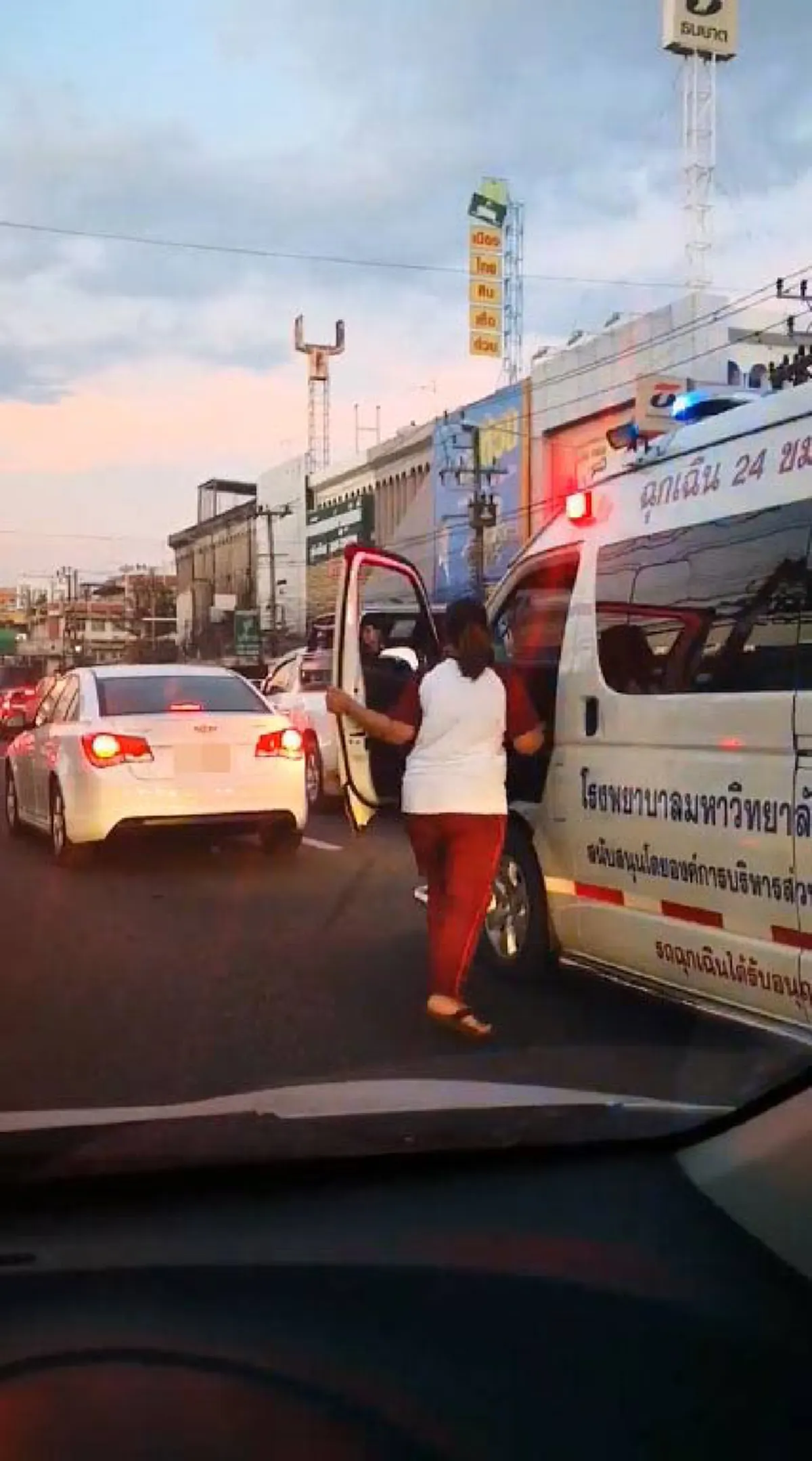 เจอตัวแล้วเจ้าของเก๋งขาว คนขับอายุ 70 เลยงกเงิ่น ไร้เจตนาขวางรถฉุกเฉิน