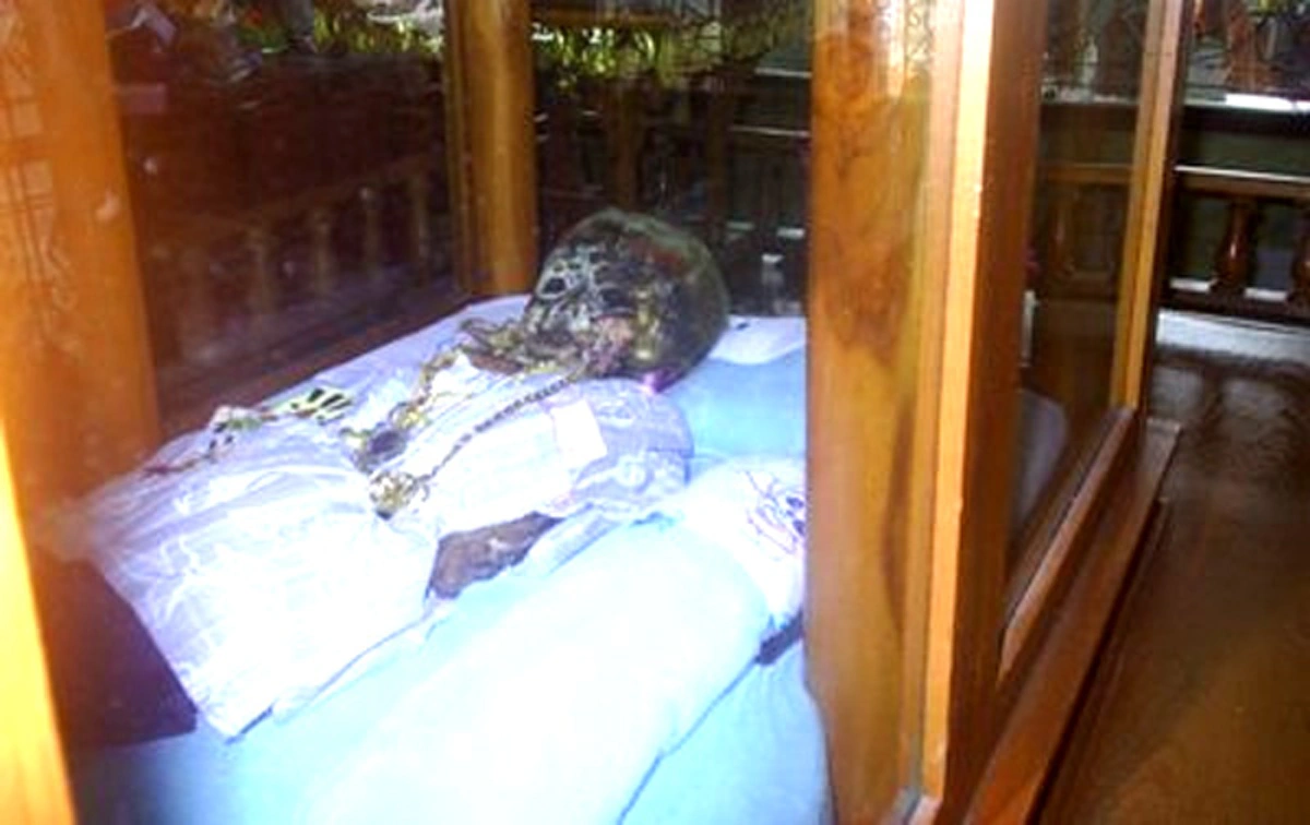 อิทธิฤทธิ์สยบโจร!! "กุมารหิรัญวงศ์" โจรใจบาปแอบฉกสร้อยทอง รีบฟ้องเจ้าอาวาส จับได้ทันควัน ให้โชค ให้ลาภ จนของมีค่าเต็มศาลา!!