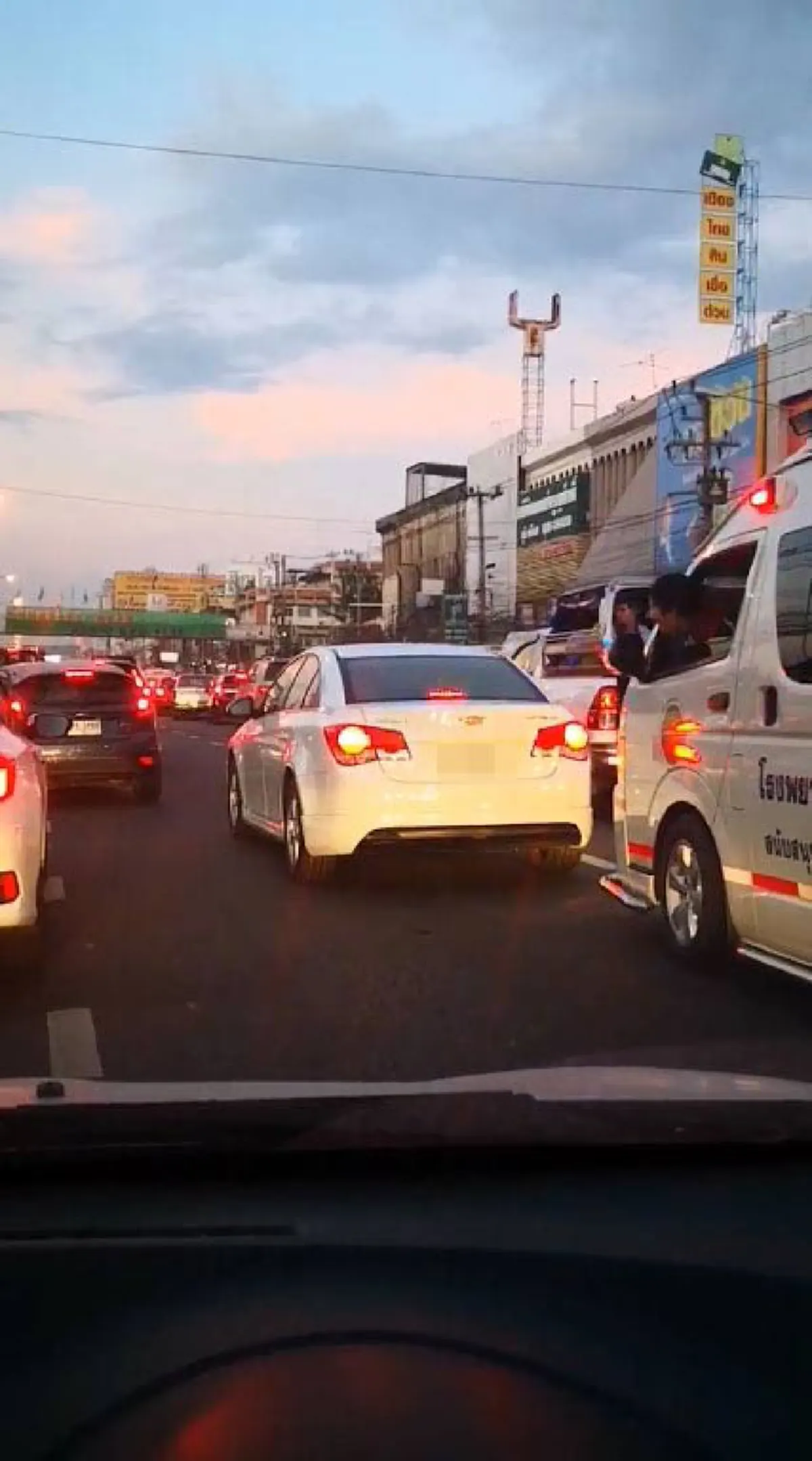 เจอตัวแล้วเจ้าของเก๋งขาว คนขับอายุ 70 เลยงกเงิ่น ไร้เจตนาขวางรถฉุกเฉิน