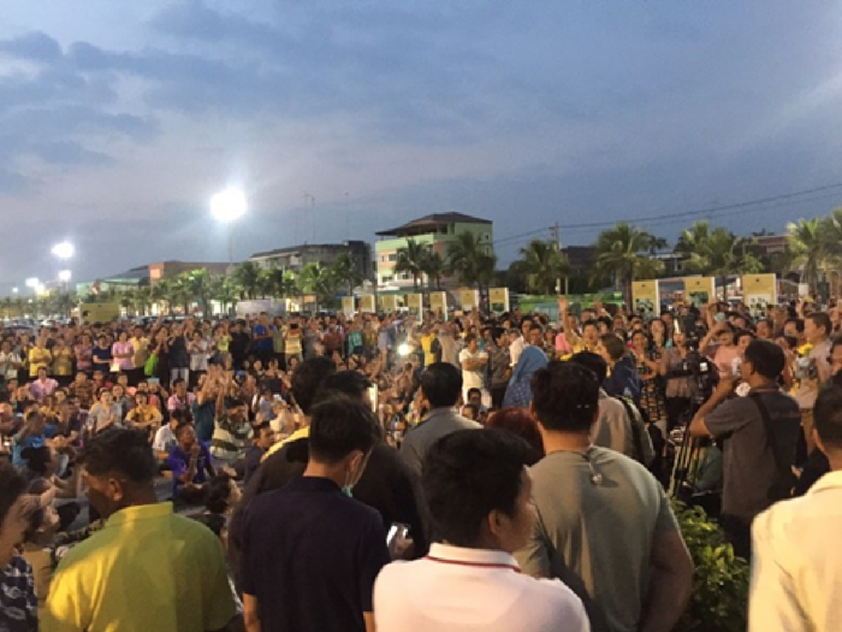 แถไปเรื่อยๆ !!! ชาวบ้านสุดทน...ผู้ว่าชลบุรี ใช้ข้ออ้างสุดมั่ว !!! ให้ข้าราชการรัดคิว เข้าวางดอกไม้จันทน์ก่อน เป็นธรรมเนียม ???