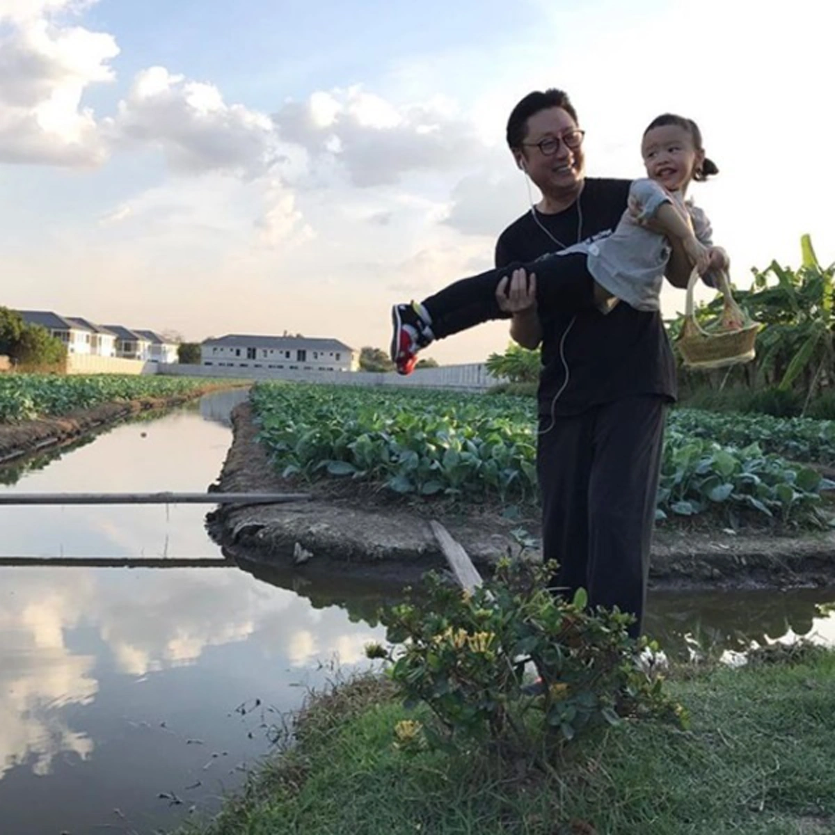 คาดไม่ถึงจริงๆ!! ส่องไลฟ์สไตล์ "พิธีกรดังระดับประเทศ" กับชีวิตสุดเรียบง่ายที่หลายคนไม่เคยเห็น แม้จะรวยเป็นพันล้าน...แต่ยังติดดินไม่เปลี่ยน!?