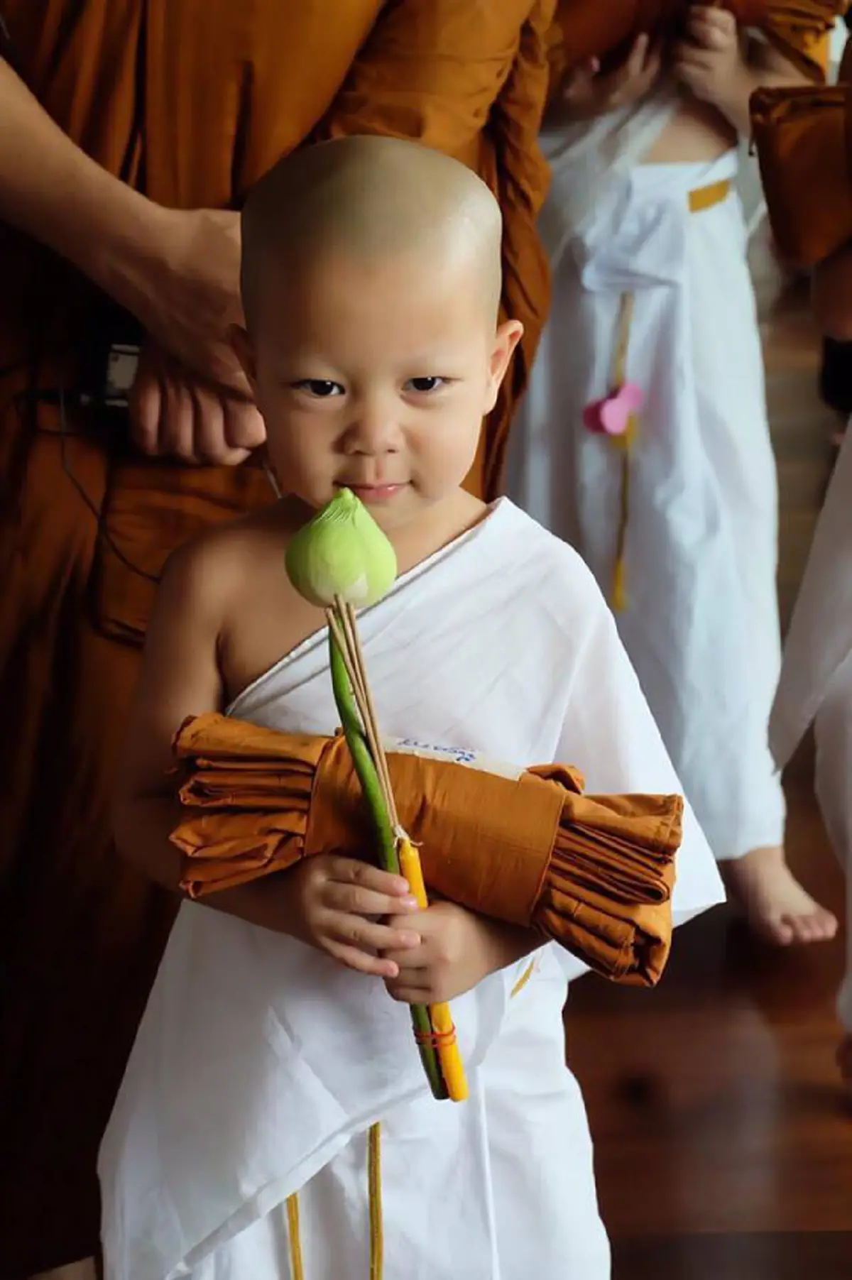 เพราะธรรมขัดเกลาใจ!!! ภาพ "น้องกร" หนูน้อยวัย 4 ขวบ แห่งวัดป่ามณีกาญจน์ เข้ากราบ "สมเด็จพระมหามุนีวงศ์" ด้วยความนอบน้อม (ชมภาพ)
