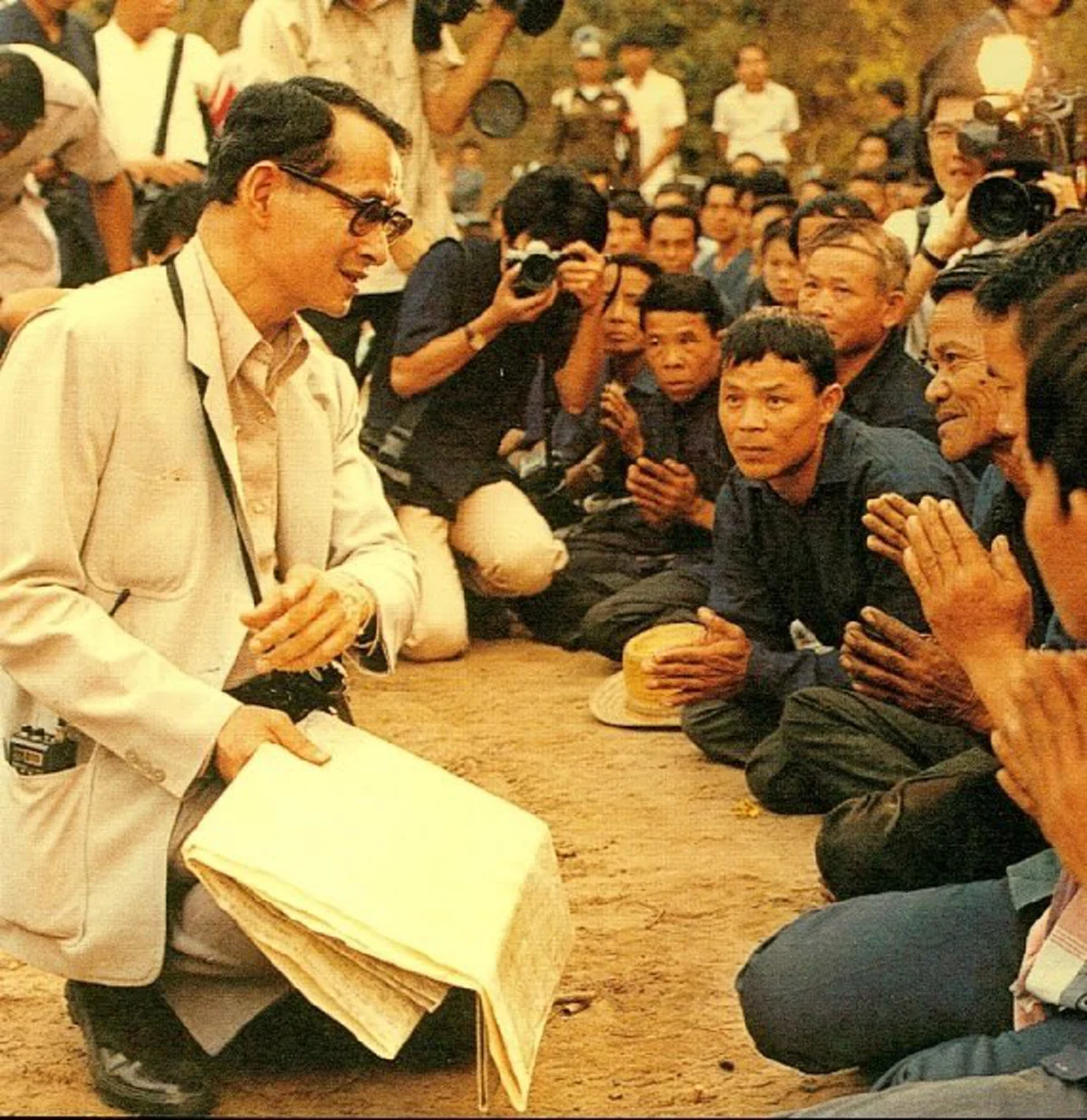 ซาบซึ้งในพระมหากรุณาธิคุณมิรู้ลืม......ในหลวงร.9 ทุกครั้งที่ทรงงานในพื้นที่ ทรงบันทึกทุกอย่าง ที่จะนำไปสู่ความเข้าใจในงานที่จะทำเพื่อปชช.