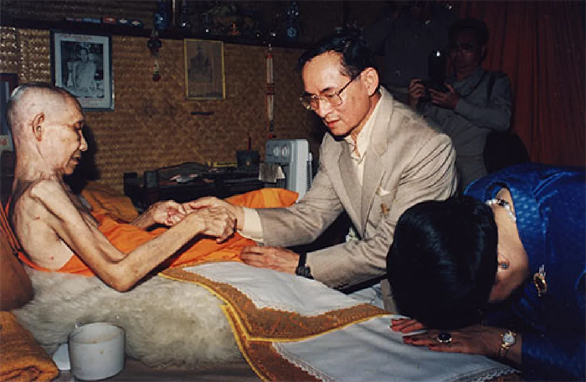 ภาพเก่าเล่าเรื่องได้! เผยเรื่องราวที่หลายคนอาจไม่เคยรู้เกี่ยวกับ รูปถ่ายของในหลวงรัชกาลที่ ๙ กับหลวงพ่อเกษม เขมโก