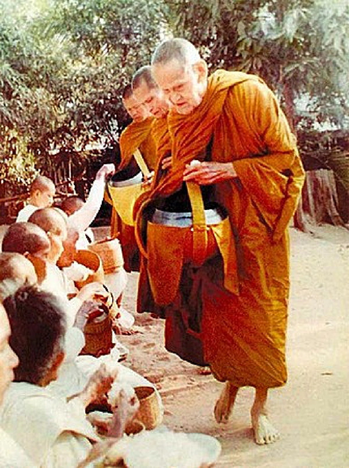 สอนชาวคริสต์ตักบาตร!! เมื่อหลวงปู่ขาว ไปบิณฑบาตในหมู่บ้านคริสเตียน เผย..คำพูดของท่านที่ทำให้ชาวคริสต์หันมาใส่บาตรพระสงฆ์ น่าศรัทธายิ่งนัก!!