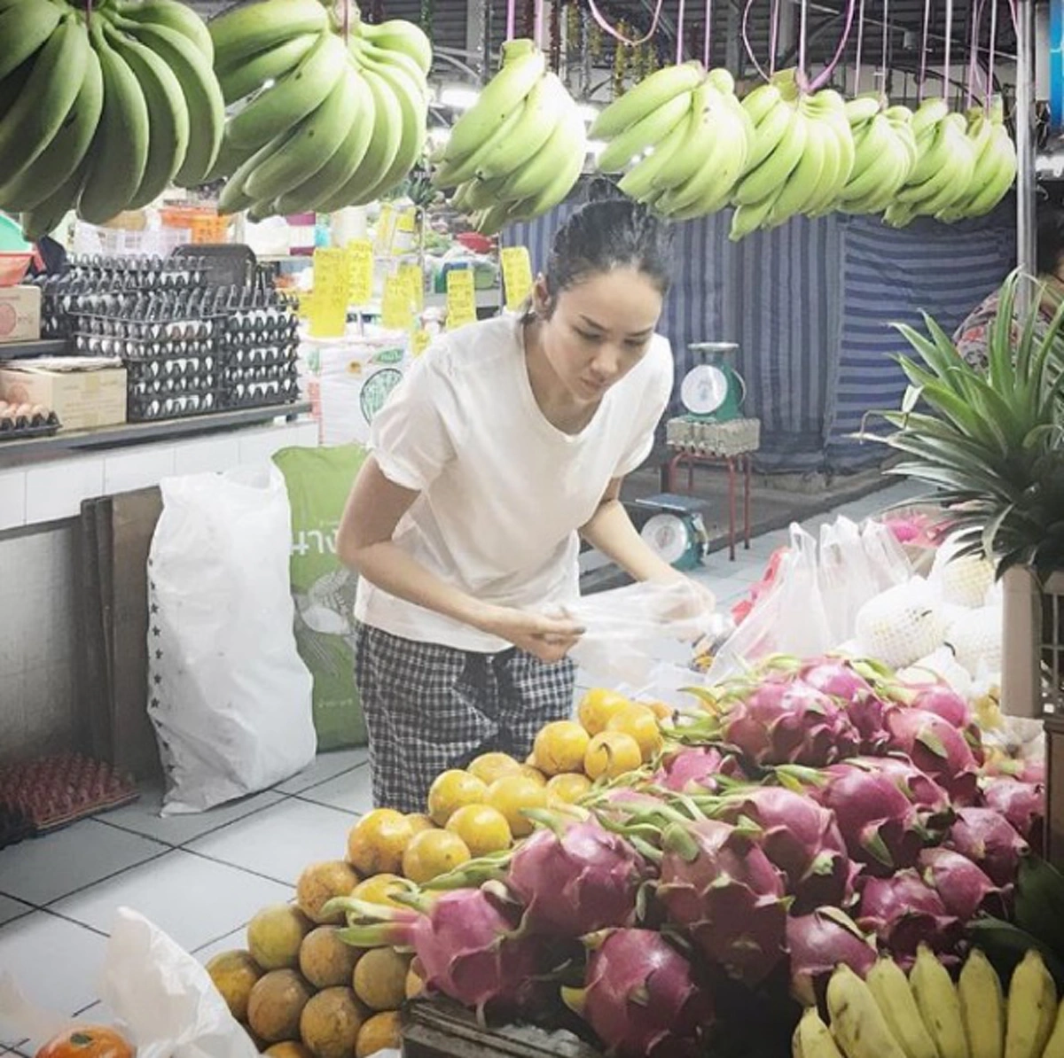 ชีวิตพลิก!! "ดาราสาวชื่อดัง" เปิดใจ หมดอนาคตในวงการบันเทิง เพราะงานการไม่รับ ตื่นมากินเหล้า ทำนิสัยแย่จนคนรุมยี้!?? (ชมคลิป)