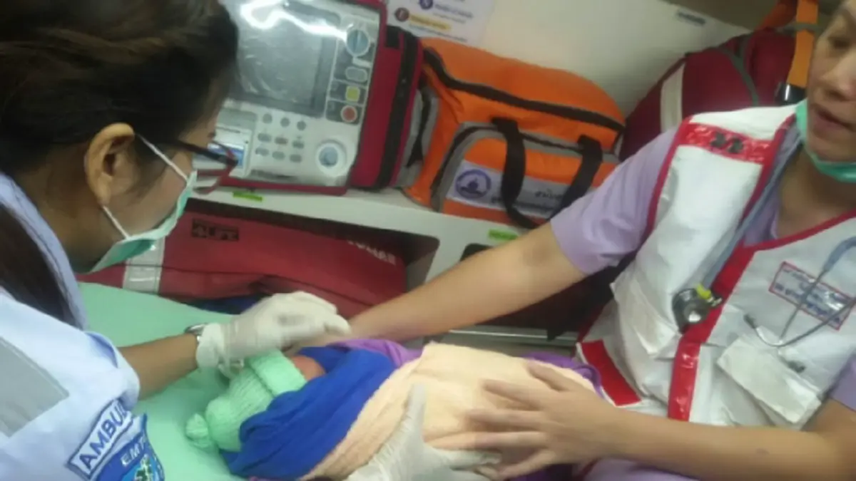 เลวสุดๆ!!!แม่ใจยักษ์นำลูกมาทิ้งข้างถนนในซอยเปลี่ยว!!เด็กยังแดงๆสายสะดือยังไม่แห้ง
