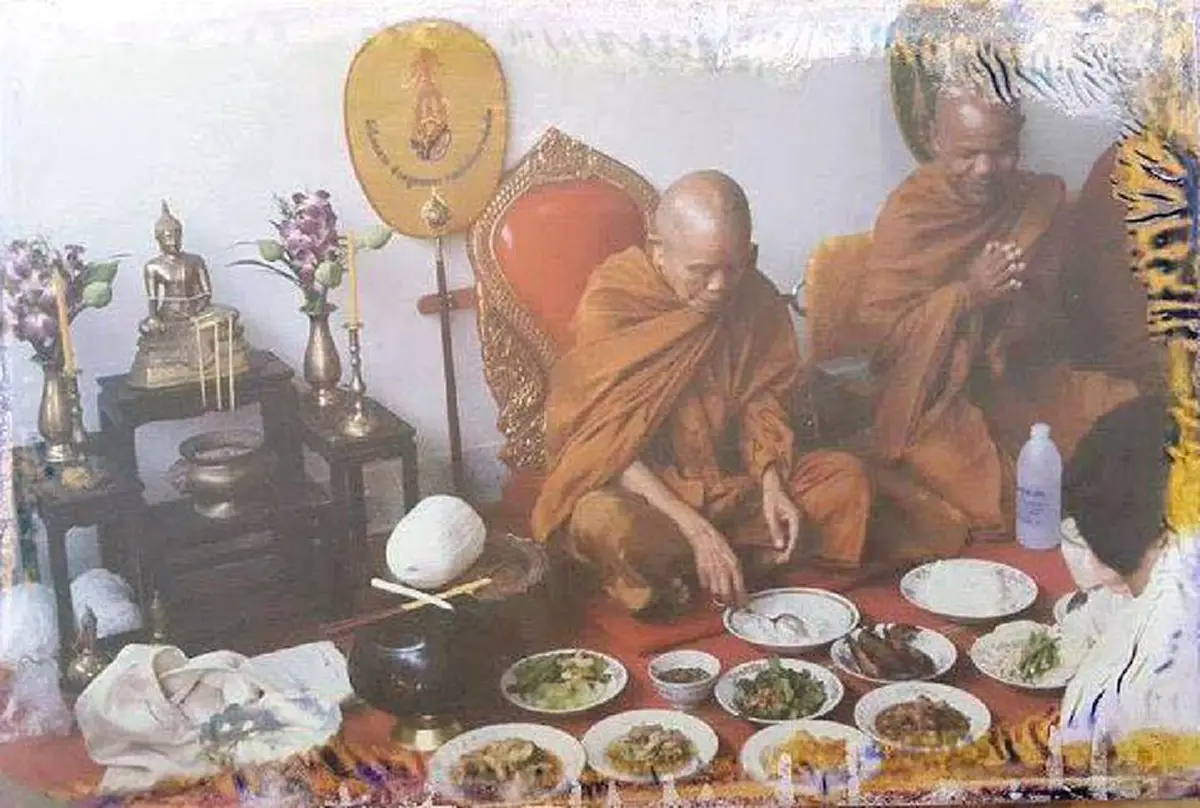 วรรคทองของหลวงพ่อคูณ!! เมื่อชายคนหนึ่งถวายปัจจัย ๕๐๐ บาท ... มาดูกันว่าหลวงพ่อคูณพูดอะไรที่อาจทำให้ชายคนนั้น "ตาสว่าง" ไปทั้งชีวิต!!