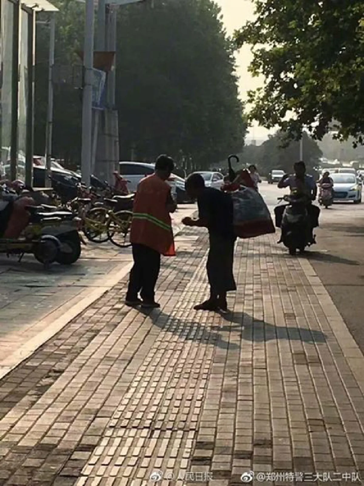 การให้ยิ่งใหญ่เสมอ!! หญิงคนกวาดถนนใจงาม แบ่งอาหารให้ชายพเนจรแถมยังตาบอด จนชายพเนจรยอมคุกเข่านั่งลงไปคำนับเพื่อขอบคุณความเมตตาของเธอ