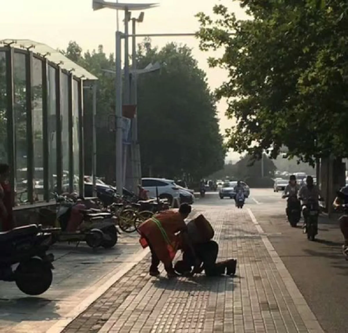 การให้ยิ่งใหญ่เสมอ!! หญิงคนกวาดถนนใจงาม แบ่งอาหารให้ชายพเนจรแถมยังตาบอด จนชายพเนจรยอมคุกเข่านั่งลงไปคำนับเพื่อขอบคุณความเมตตาของเธอ