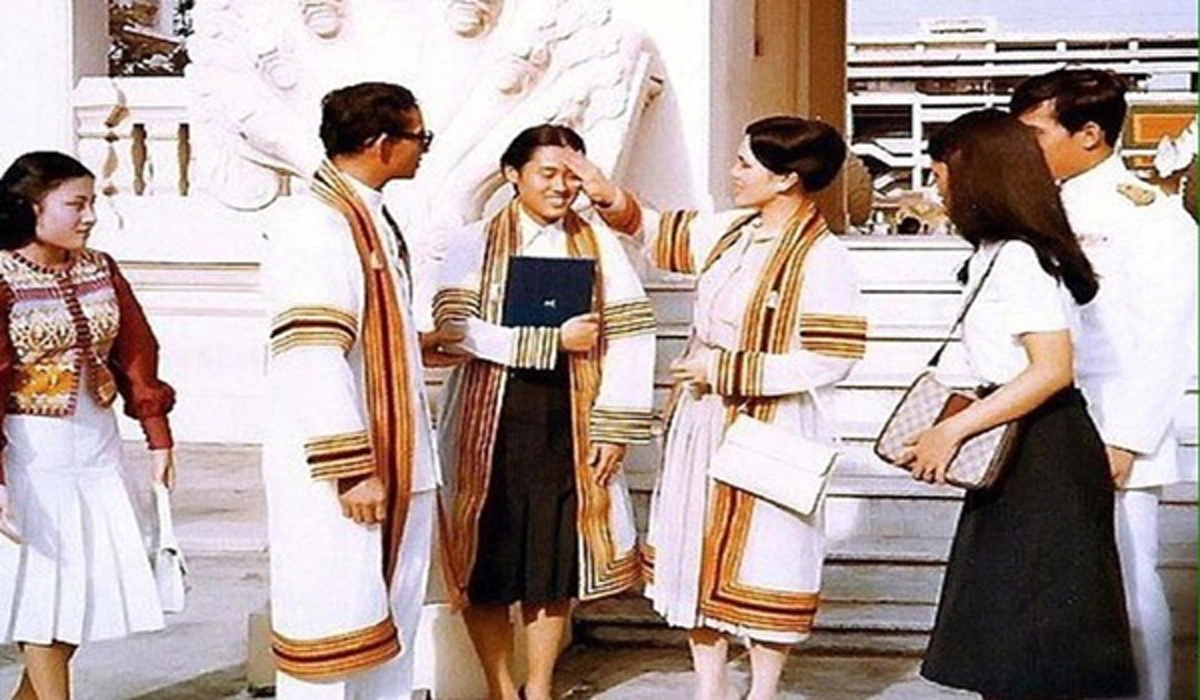 พ่อเเม่ต้องถ่ายรูปวันที่ลูกสำเร็จการศึกษาใช่ไหม เค้าไปถ่ายที่ไหนพาเราไปสิ!! "ในหลวง ร.9" ทรงตรัสถามในวันที่ "สมเด็จพระเทพฯ" ทรงรับปริญญาบัตร