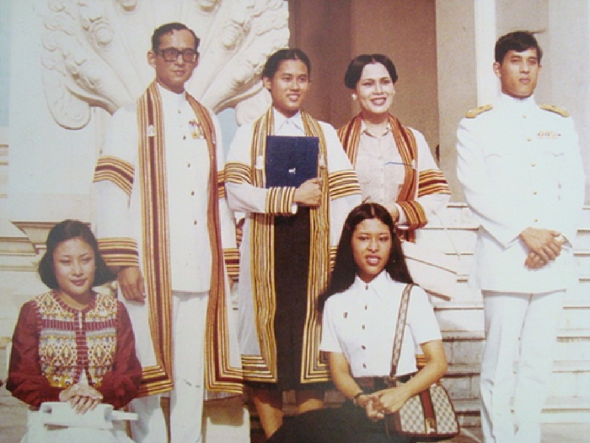 คิดถึงสุดหัวใจ !!! สมเด็จพระเทพฯ ทรงพระกันแสง !!! ขณะบัณฑิตจุฬาฯ ร่วมใจกันร้องเพลงสรรเสริญพระบารมี #คลิปสุดตื้นตัน