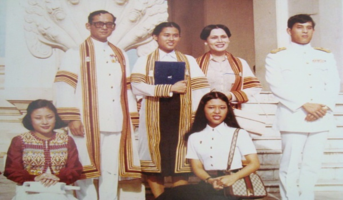 พ่อเเม่ต้องถ่ายรูปวันที่ลูกสำเร็จการศึกษาใช่ไหม เค้าไปถ่ายที่ไหนพาเราไปสิ!! "ในหลวง ร.9" ทรงตรัสถามในวันที่ "สมเด็จพระเทพฯ" ทรงรับปริญญาบัตร