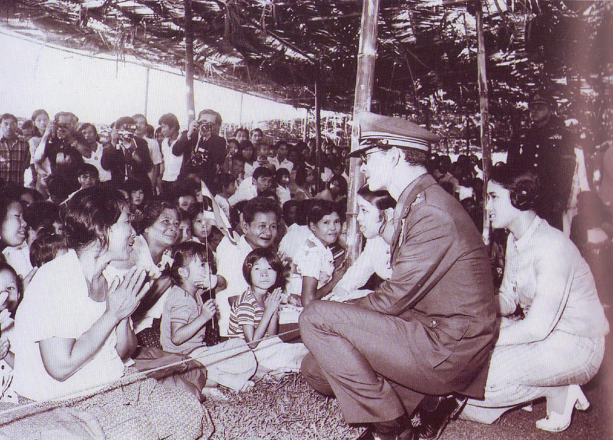 อย่ายืนค้ำหัวพูดกับราษฎร!! พระราชดำรัสของ "ในหลวง" ที่สมเด็จพระนางเจ้าฯ ทรงถือปฏิบัติมาตลอด เป็นที่มาของภาพคุ้นตาของพสกนิกรชาวไทย !!