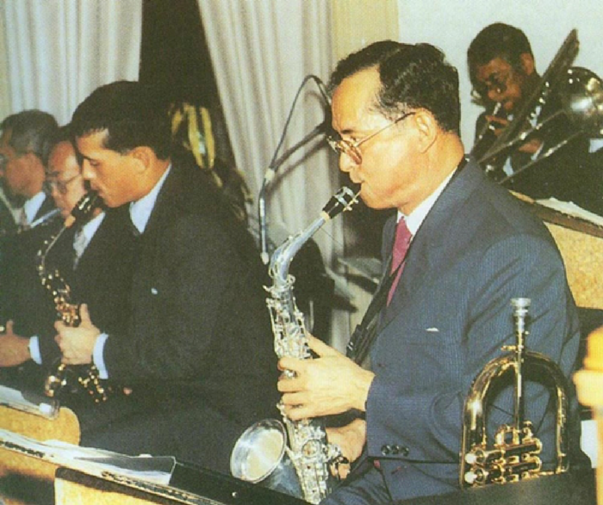 รัชกาลที่ 10 กษัตริย์ยอดนักรบ ผู้ทรงพระอัจฉริยภาพด้านดนตรี เพราะมีครูดี รัชกาลที่ 9 !!! น้อยคนจะรู้ เพลงโปรดที่ทรงเล่นตั้งแต่ยังทรงพระเยาว์