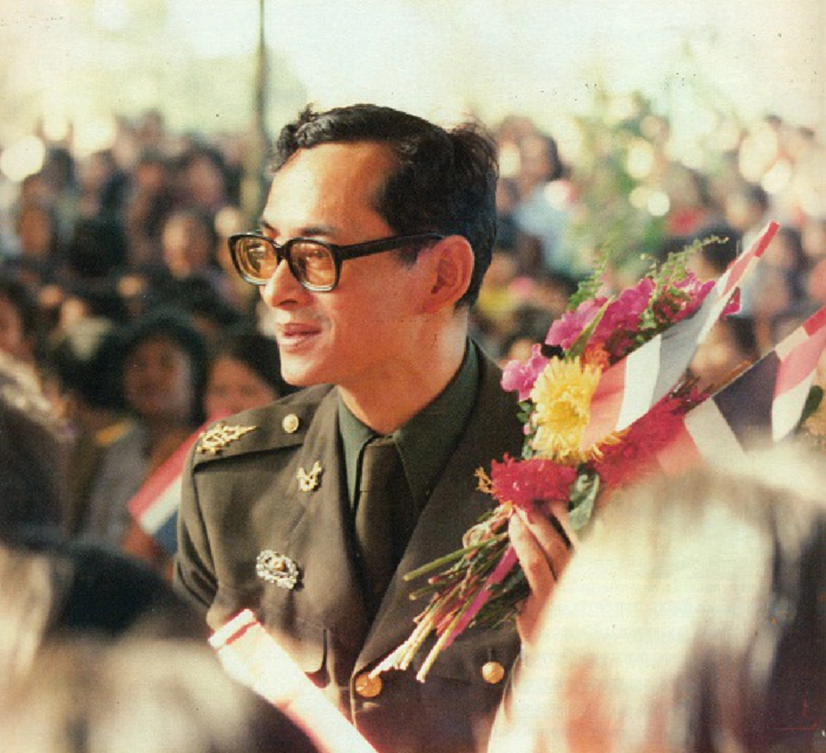 คิดถึงสุดหัวใจ!! ฟังพระสุรเสียงของ "ในหลวงรัชกาลที่ ๙" เมื่อครั้งทรงโทรศัพท์เข้าสถานี จส. ๑๐๐ ... ฟังแล้วน้ำตาก็ไหลออกมาเอง!!